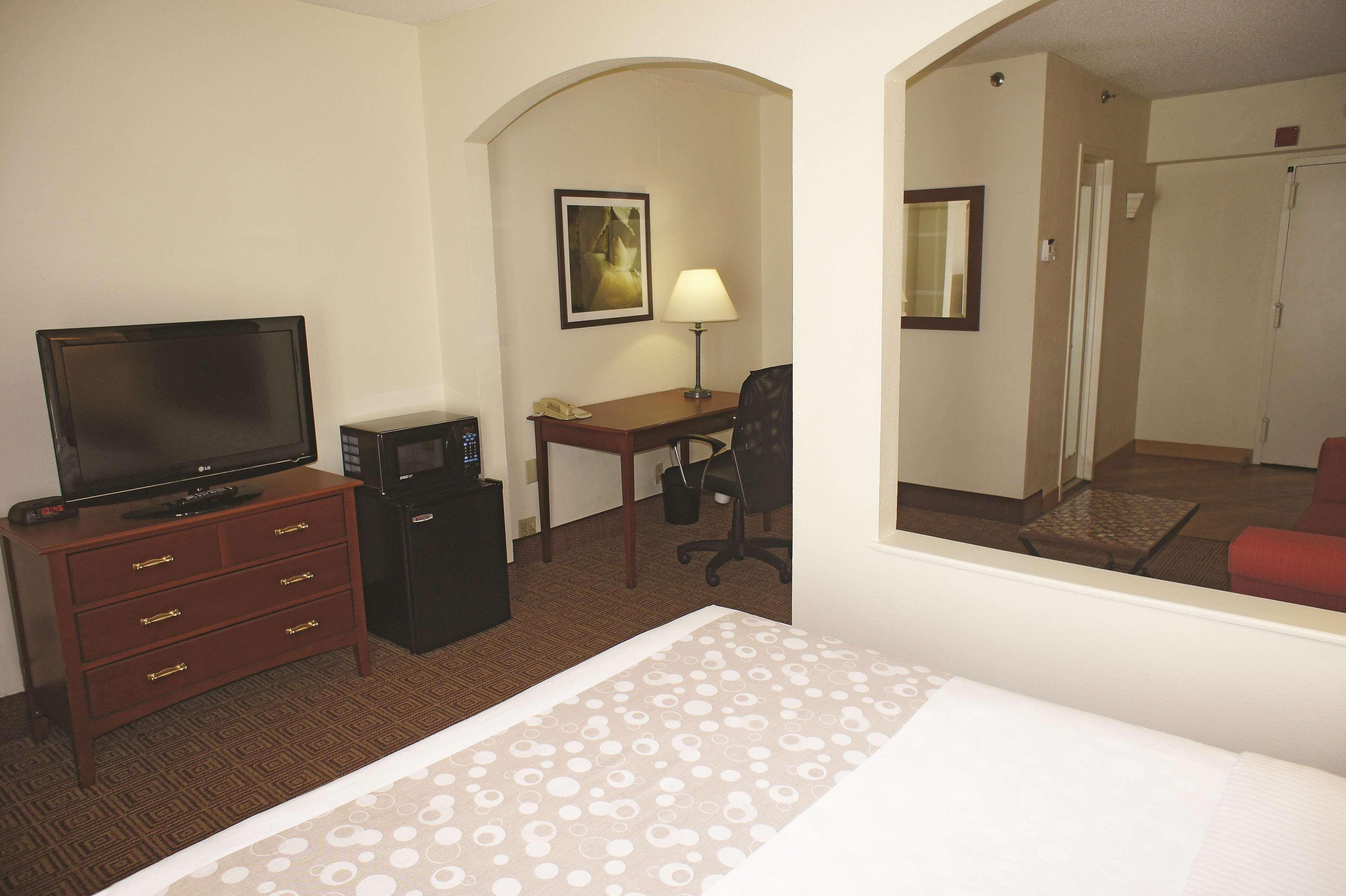 Hotel La Quinta By Wyndham New Haven Exterior foto